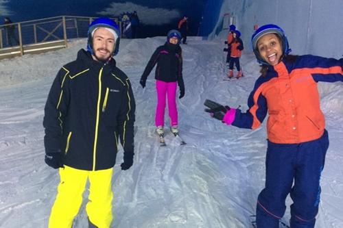 Esquiando no parque indoor Snowland, atletas iniciam programa com o treinador Ryan Snow / Foto: Divulgação CBDN
